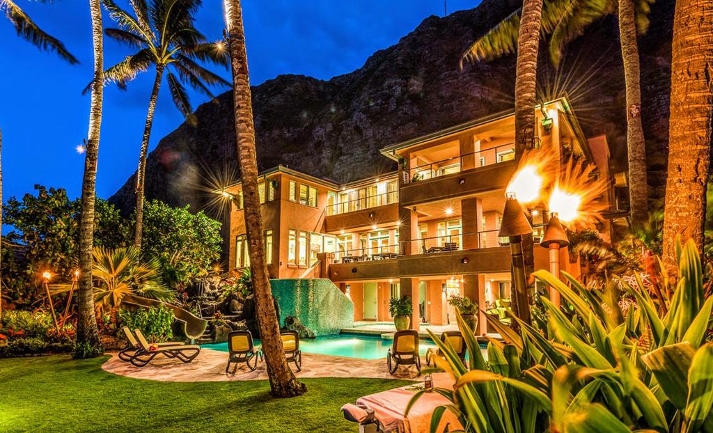 Royal Hawaiian Oceanfront Beach Estate Oahu, Vacation Rental in